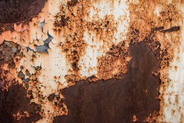 Arka plan, eski metal plaka pas ile kaplıdır