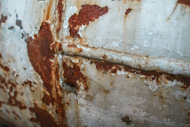 Arka plan, eski metal plaka pas ile kaplıdır