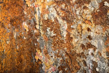 Arka plan, eski metal plaka pas ile kaplıdır