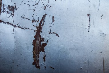 Arka plan, eski metal plaka pas ile kaplıdır