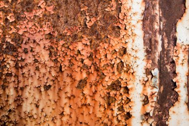 Arka plan, eski metal plaka pas ile kaplıdır