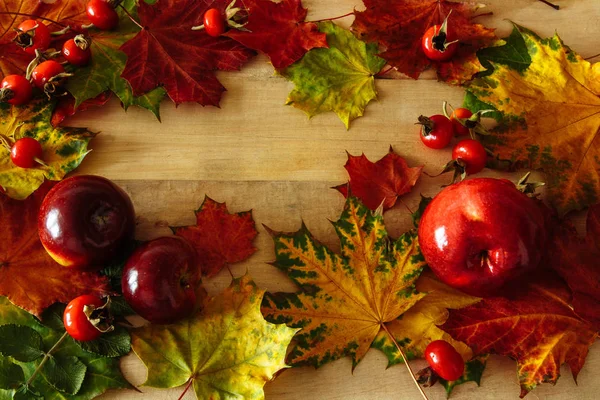 Осенний Фон Желтых Листьях Красными Яблоками Шиповником — стоковое фото