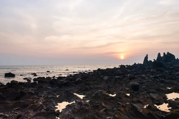 Alba Sull Acqua Rocce Scogliere Nell Oceano — Foto Stock