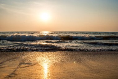 Kumlu sahilde denizin yumuşak dalgası