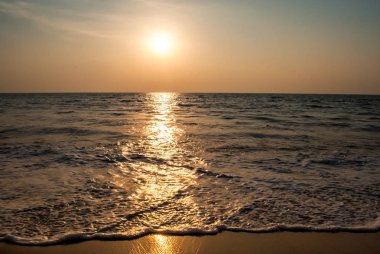 Sahilde güzel bir tropikal gün doğumu