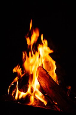 Izgarada ateş açın, yanan odun