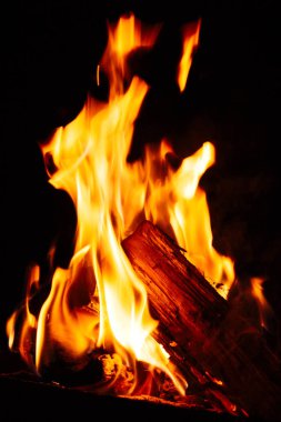 Izgarada ateş açın, yanan odun