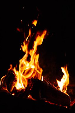Izgarada ateş açın, yanan odun