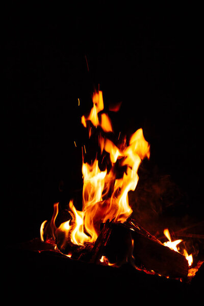 Открытый огонь в гриле, тлеющие дрова
