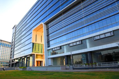 Bina Modern cam geri alacakaranlıkta yaktı