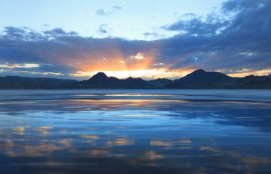 Bonneville tuz düzlüklerinde güneş batıyor