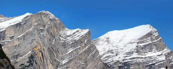 Panoramisch Uitzicht Sneeuw Bedekt Bergtoppen — Stockfoto