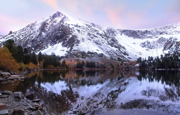 Jungfräuliche Seenlandschaft Sierra Nevada — Stockfoto