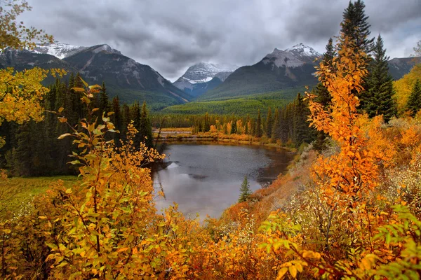 Nuvens Escuras Sobre Montanhas Parque Nacional Banff — Fotografia de Stock