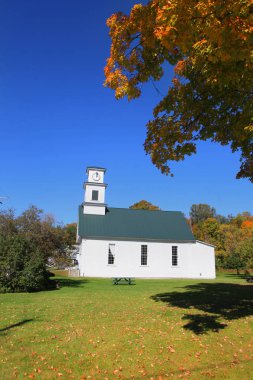 Sonbahar yapraklı tipik New England kasabasında küçük bir kilise.