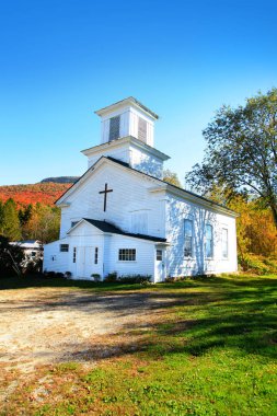 Sonbahar yapraklı tipik New England kasabasında küçük bir kilise.