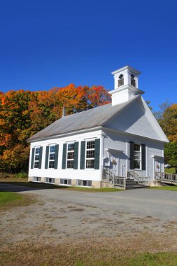 Sonbahar yapraklı tipik New England kasabasında küçük bir kilise.