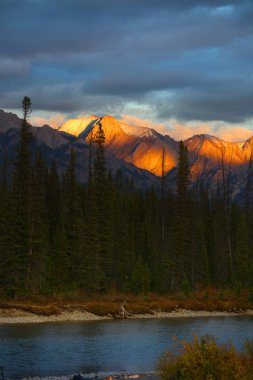 Akşam güneş ışığı Kanada rocky Dağları üzerinde
