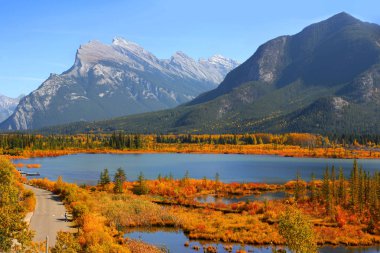 Banff Ulusal Parkı manzaralı vermilyon göller peyzaj
