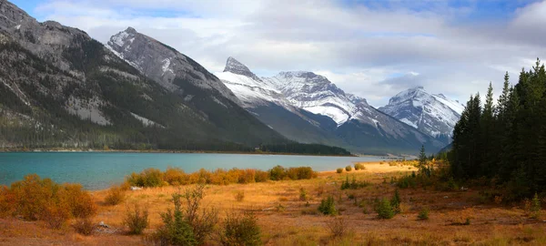 加拿大艾伯塔省喷雾湖水库全景图 — 图库照片