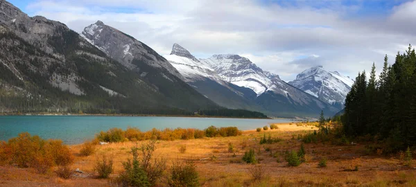 Panoraamanäkymät Spray Järvet Säiliö Alberta Kanada — kuvapankkivalokuva