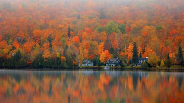 Quebec 'te Mont Tremblant yakınlarında Ouimet Gölü.