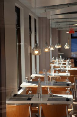 Restoran masaları zarif bir kurulum