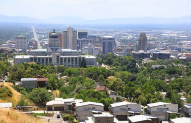 Salt Lake City - 16 Haziran 2018 -Wasatch dağlarından Downtown Salt lake şehir manzarası
