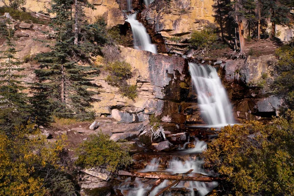 Athabasca Water Valt Canadese Rotsachtige Bergen — Stockfoto