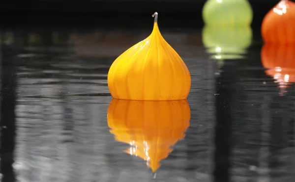 水にカラフルな装飾フロート — ストック写真