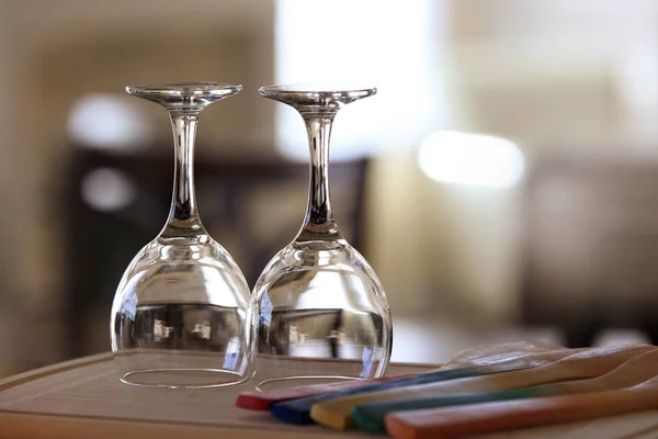 Due Bicchieri Vino Vuoti Sul Tavolo Pranzo — Foto Stock