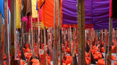 Ayakları üzerinde renkli kumaş perdeler