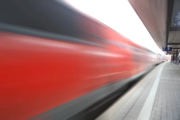 Comboio Vermelho Movimento Rápido Estação — Fotografia de Stock