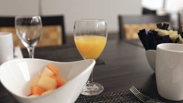 Φρούτα Και Χυμός Πορτοκαλιού Στο Τραπέζι Του Πρωινού — Φωτογραφία Αρχείου