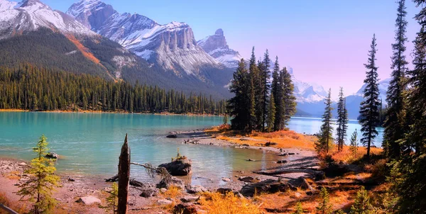 Jasper Milli Parkında Spirit Adasının Panoramik Görünümü — Stok fotoğraf