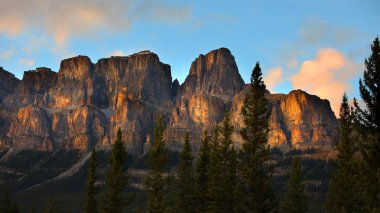 Akşam güneş ışığı Kanada rocky Dağları üzerinde