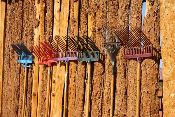 Kolorowe Stare Graby Drewnianej Ścianie — Zdjęcie stockowe