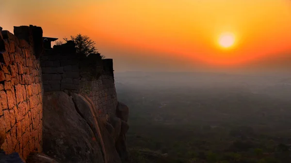 太阳从印度海得拉巴的戈尔康达堡出发 — 图库照片