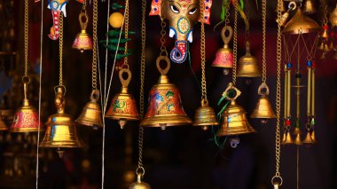 Siyah arka plana karşı bronz hindu kutsal çanları