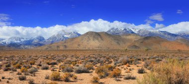 Doğu Sierra dağlarının panoramik manzarası