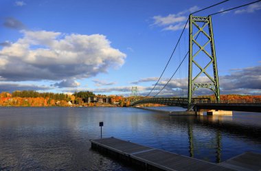 Quebec Grand Mere yakınlarındaki asma köprü