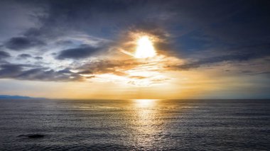 Yaz aylarında Pasifik Okyanusu üzerinde gün batımı