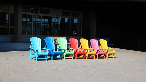 Rząd Kolorowych Krzeseł Pobliżu Portu Promowego Toronto — Zdjęcie stockowe