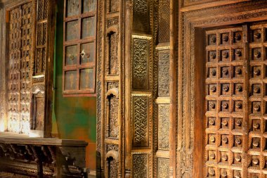 Mumbai India - 23 Aralık 2018, Chatrapati Shivaji Uluslararası Havaalanı. Terminal 2, 23 Aralık 2018 tarihinde Mumbai, Maharashtra, Hindistan Uluslararası Gidiş - Terminal içinde tarihi kapı