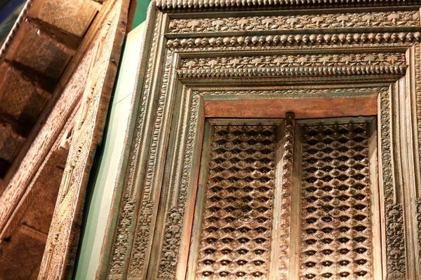 Mumbai India - 23 Aralık 2018, Chatrapati Shivaji Uluslararası Havaalanı. Terminal 2, 23 Aralık 2018 tarihinde Mumbai, Maharashtra, Hindistan Uluslararası Gidiş - Terminal içinde tarihi kapı