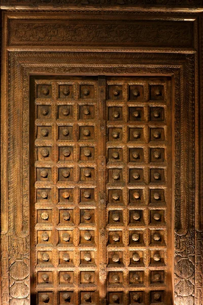 Mumbai India - 23 Aralık 2018, Chatrapati Shivaji Uluslararası Havaalanı. Terminal 2, 23 Aralık 2018 tarihinde Mumbai, Maharashtra, Hindistan Uluslararası Gidiş - Terminal içinde tarihi kapı