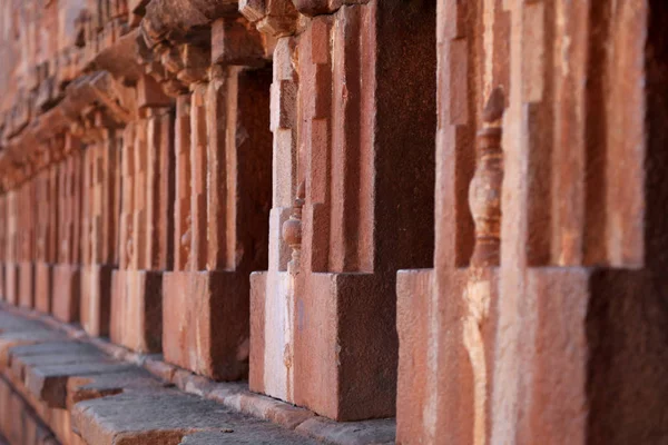 Rij Historische Pijlers Gebouwd Met Rode Rotsen Badami City Karnataka — Stockfoto