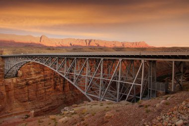 Colorado nehri boyunca Page Arizona yakınlarındaki Arizona ve Utah sınırında Köprü.
