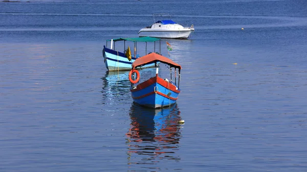 Bunte Boote Arabischen Meer Der Nähe Des Alten Goa Indien — Stockfoto