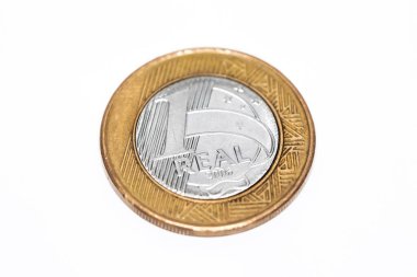 Beyaz arka planda bir Brezilya parası.